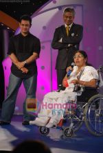 Aamir Khan at IBN7 Super Idols to honor achievers with disability in Taj Land_s End on 19th Jan 2010 (27).JPG